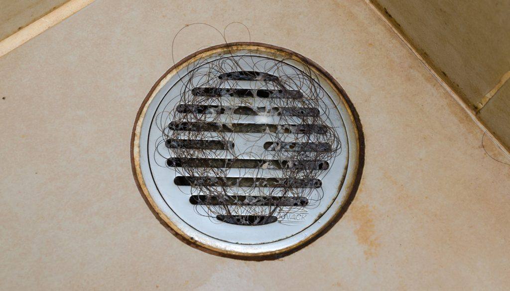 ralo entupido com cabelo